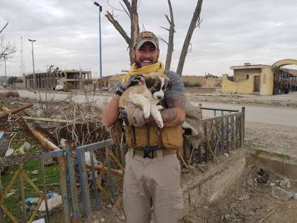 Dopo sette mesi ritrova in cucciolo che ha salvato in Siria