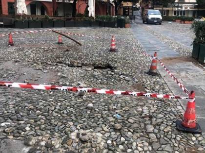 Portofino, una voragine nella piazzetta dei vip. Deraglia treno a Santa Margherita Ligure