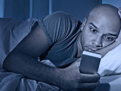 Guardi lo smartphone a letto? Più rughe e occhiaie