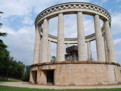 Il monumento all'eroe italiano verrà custodito dagli immigrati