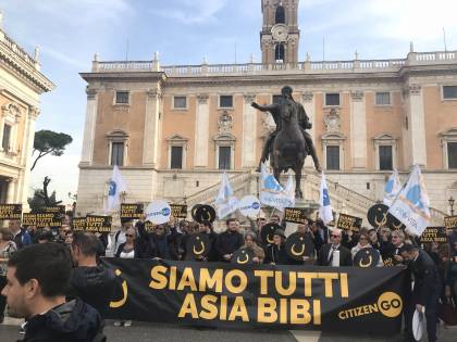 Sit in di solidarietà per Asia Bibi, ma la Raggi non espone la foto