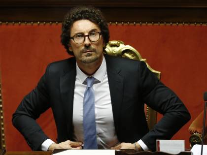 C'è un altro condono. Ma questa volta la "manina" porta a Toninelli
