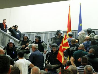 Fugge in Ungheria l'ex premier macedone condannato per corruzione