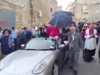 Malta, neo arcivescovo sfila su Porsche trainata da bambini