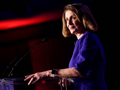 Quello strano dono della Pelosi a chi vuole "eliminare" Trump