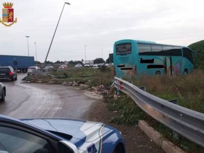 Incidente nel Tarantino, autobus fuori strada, conducente illeso