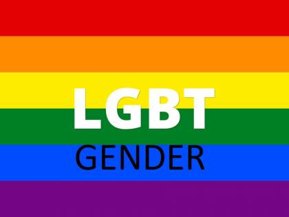 A scuola le bandiere Lgbt. Risponde con la Bibbia: viene sospesa