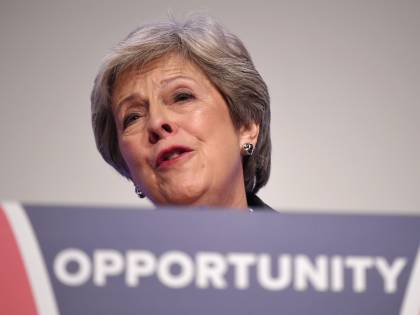 Regno Unito, la May propone stretta sui "migranti non qualificati"