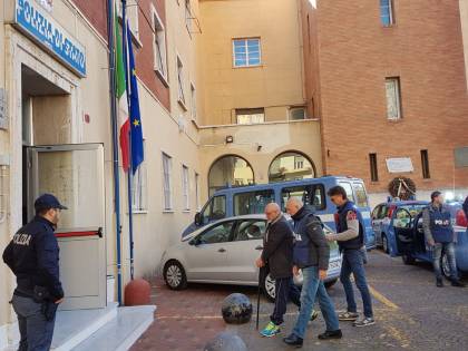 Estradato dalla Francia per l'omicidio di un finanziare, chiede una pizza agli agenti