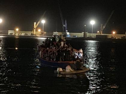 Malta ci spedisce 264 migranti A Pozzallo il barcone respinto