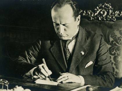 Lucca, l'Anpi contro gli edicolanti che vendono i calendari di Mussolini