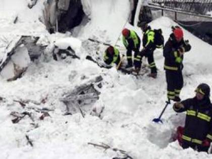 Tragedia Rigopiano, madre di una delle vittime aggredisce imputato