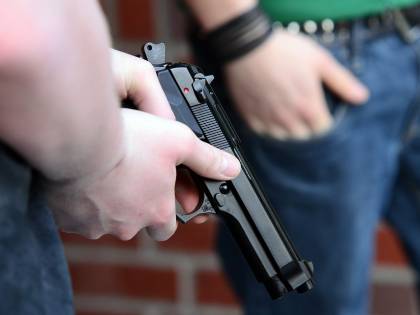 Roma, entra nel bar ubriaco con una pistola e la punta contro la guardia