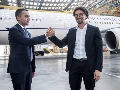Storia di un maxi spreco. Il super jet di Renzi abbattuto da Toninelli
