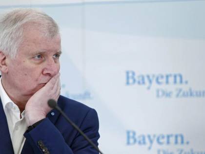 Bufera su Seehofer: "Ha offerto a islamici buffet con carne suina"