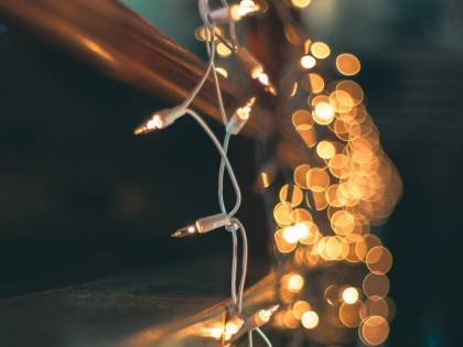 Luminarie falliche per Natale: è polemica