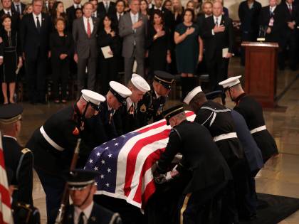 Trump rende omaggio a Bush