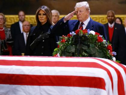 Trump sull'attenti per rendere omaggio a Bush