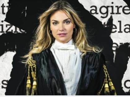 Avvocatesse in toga per calendario benefico, ma sui social è bufera