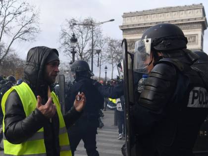 Macron ai gilet gialli: "Stop alle manifestazioni"