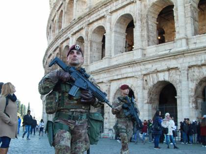 Roma, no all'esercito nelle periferie: il governo boccia l'idea della Raggi