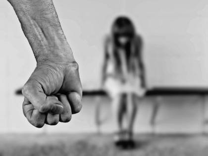 Abusa più volte delle fidanzate del figlio, chiesta condanna a 23 anni
