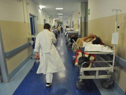 Picchia il medico che gli impedisce di stare con la moglie morente