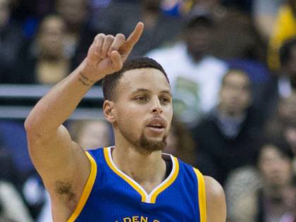 Nba, Stephen Curry fa il complottista: "Siamo stati sulla luna? Non credo proprio..."