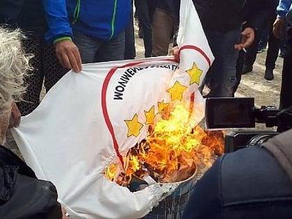I no Terzo Valico bruciano una bandiera 5 Stelle: "Siete come il Pd"