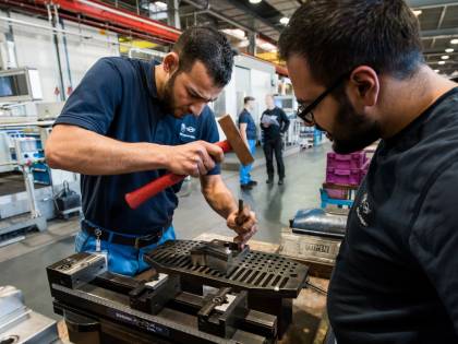 Governo May: "Permessi di soggiorno solo a stranieri qualificati"