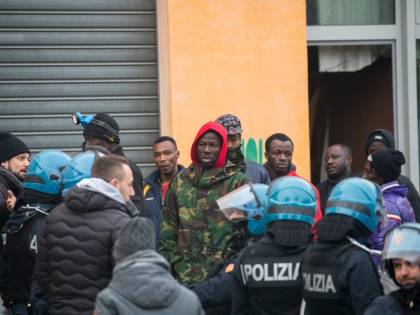 La sinistra regalò 40mila permessi ai migranti. Ma solo 3.200 lavorano