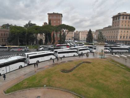 I bus turistici invadono il centro di Roma nonostante il divieto del Comune