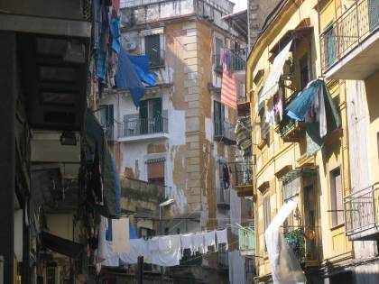 Roma, 100 euro di multa per chi stende i panni alla finestra