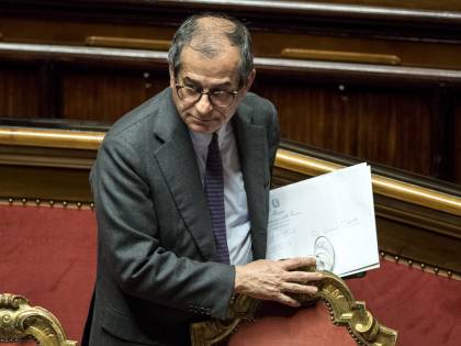 Iva, Tria sbotta con Padoan: "Quelle clausole ereditate da voi"
