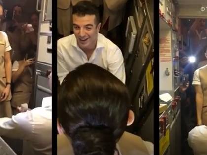 Proposta ad alta quota: in volo chiede la mano della fidanzata hostess