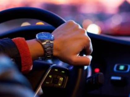 Contromano sulla statale di notte con la sorella disabile