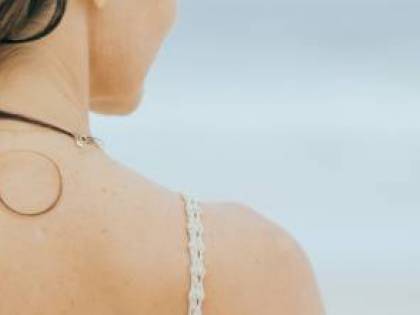 Olio di jojoba: ecco i benefici per la salute di pelle e capelli