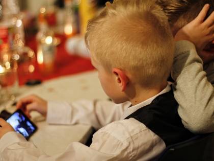 Smartphone: un test aiuta a capire se i figli lo usano troppo