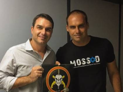 Battisti, il figlio di Bolsonaro a Salvini: "C'è un piccolo regalo in arrivo"