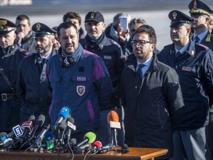 Dopo Battisti riparte la caccia: "Riscontri su decine di altri terroristi"