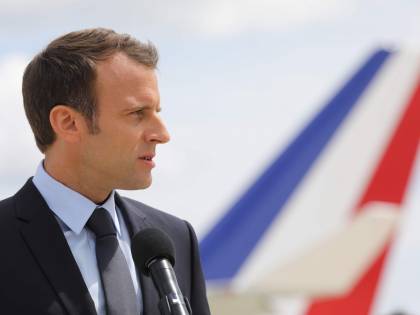 Macron disperato, ora tenta la carta del dialogo con una lettera ai francesi