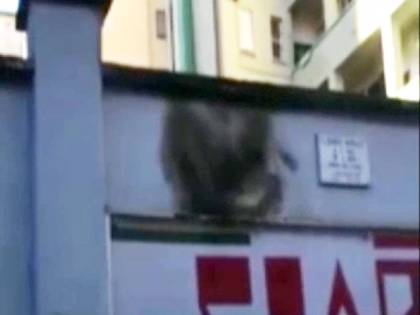 Data alle fiamme la corona di fiori sotto casa di Sergio Ramelli