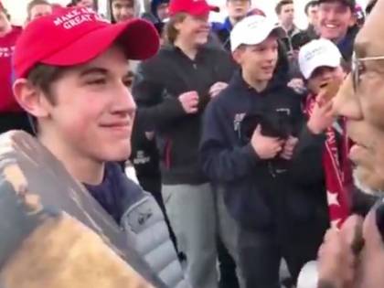 Usa, studenti sostenitori di Trump deridono un nativo americano