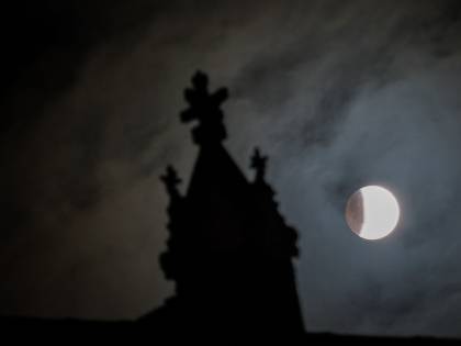 Misterioso gel lucente scoperto sulla Luna