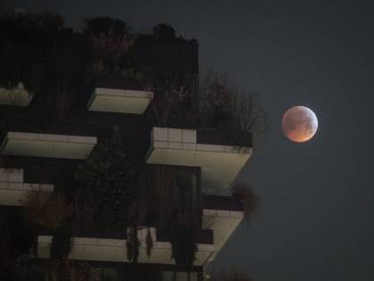 L'eclissi lunare tra i palazzi di Milano