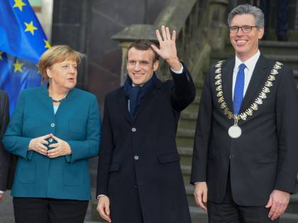 Merkel fa l'accordo con Macron: francesi e tedeschi li fischiano