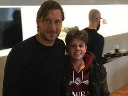 Totti incontra il ragazzo sopravvissuto alla tragedia di Corinaldo