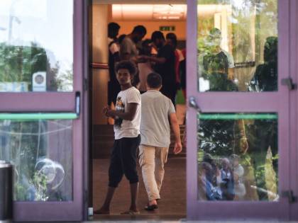 Prato, straniero non vuole aspettare per il rimpatrio: morde un agente
