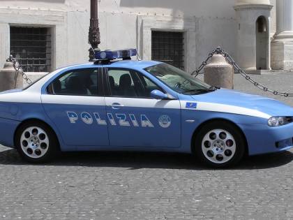 Abbandonato fuori all'ospedale con ferite da arma da fuoco: è grave