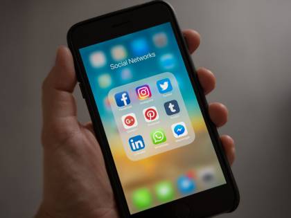 Il 75% degli under 30 si informa sui social media